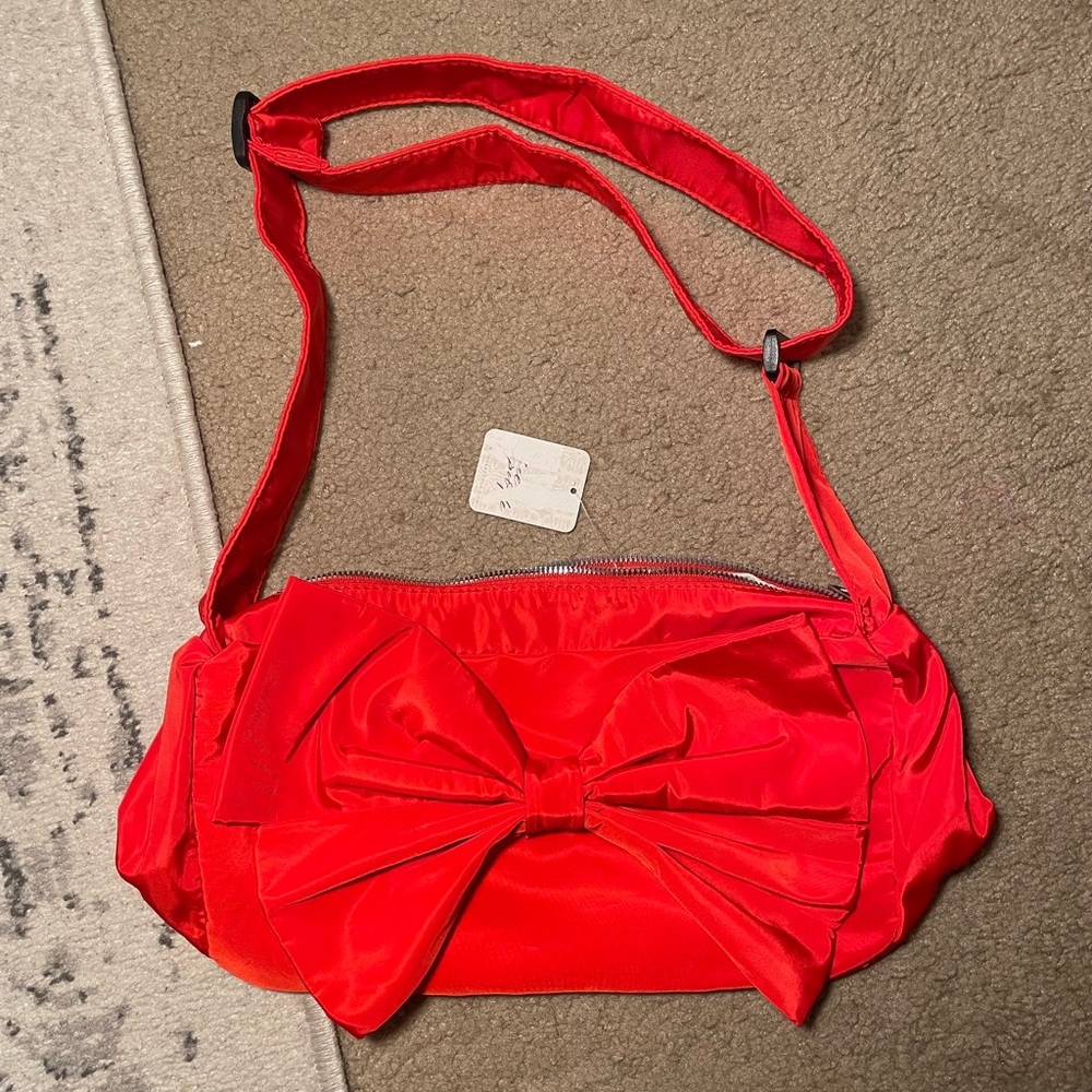 Free People ❤️❣️🎀 Elegant Red Bow Nylon Shoulder Bag NWT - Picture 2 of 14